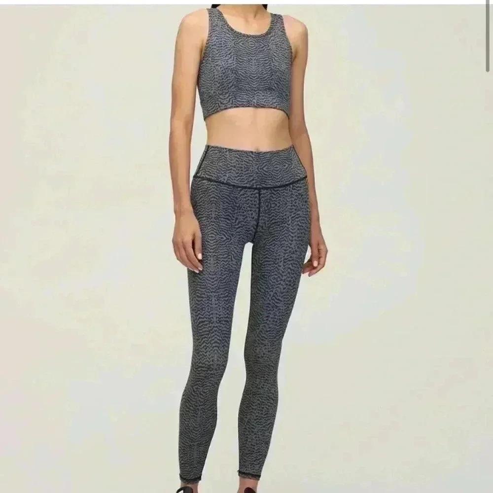 Varley  set 

Luna Legging Nocturnal Feathers and sports bra